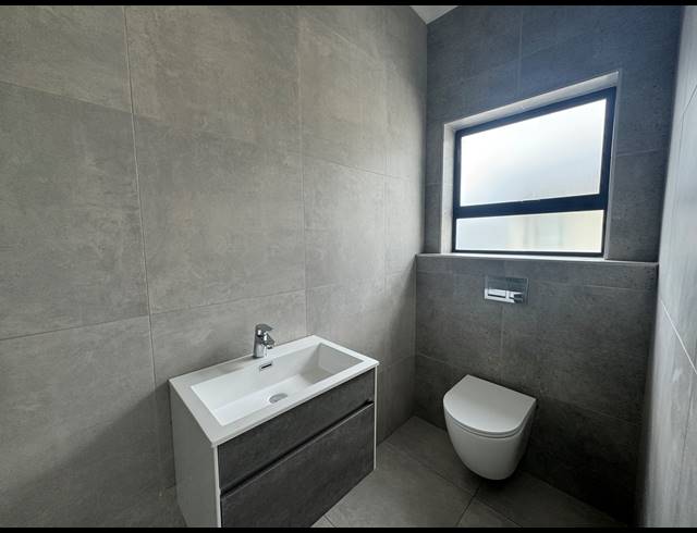 5 BEDROOM HOUSE FOR SALE IN SANDOWN